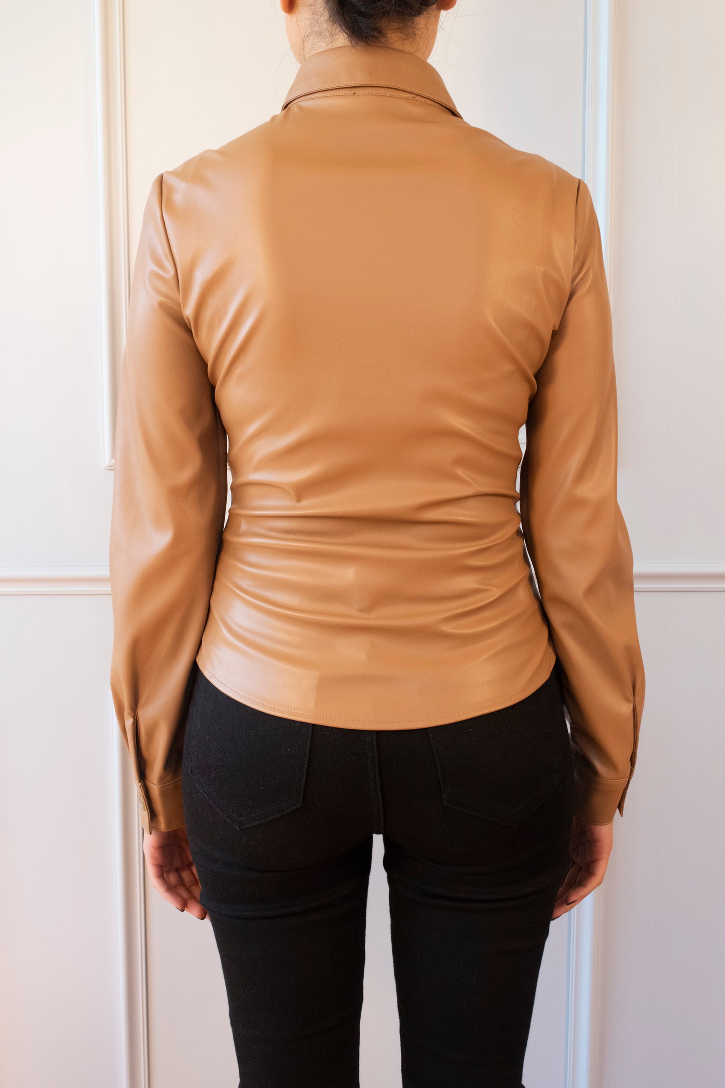 CAMISA AJUSTADA EFECTO PIEL