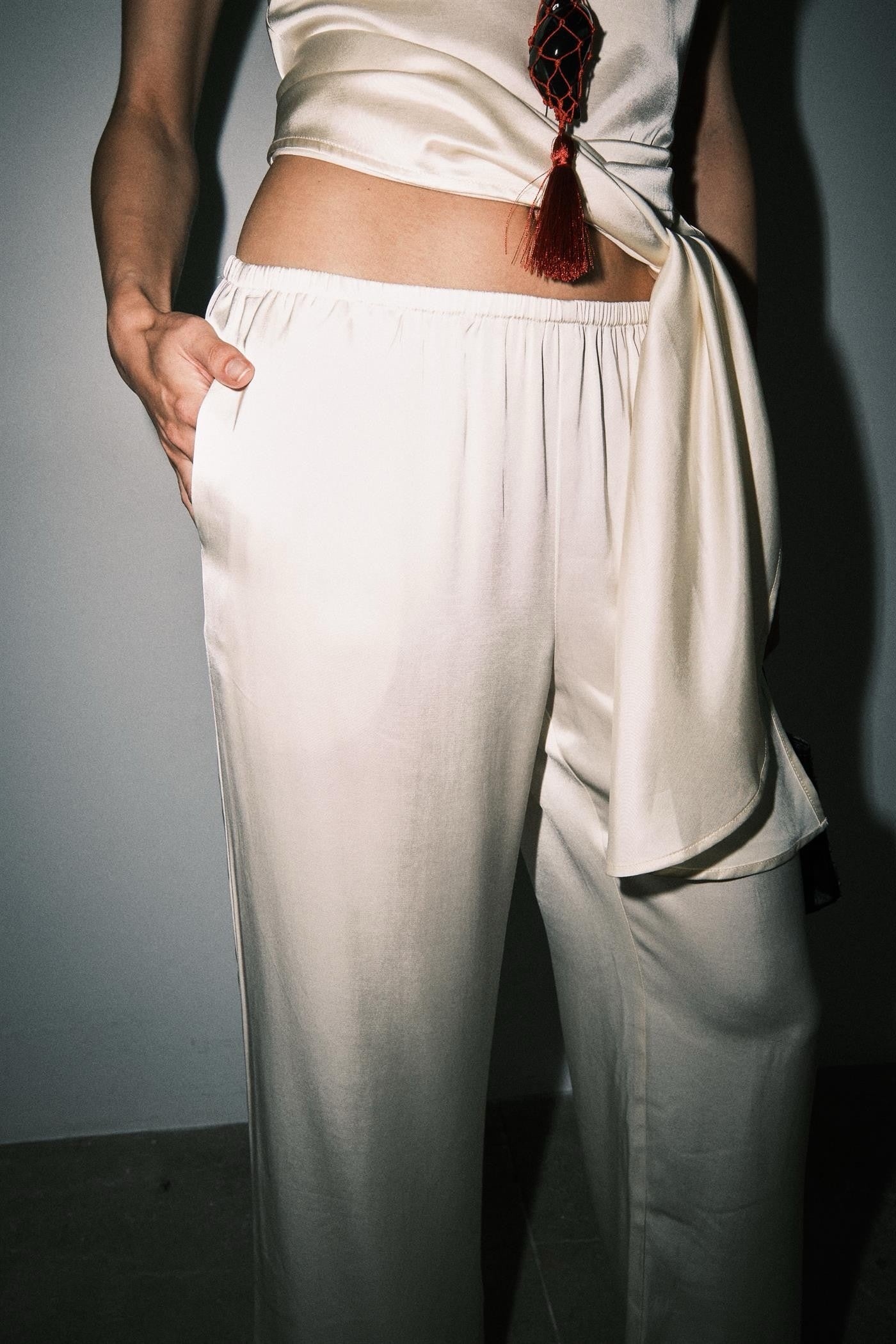 DISPONIBLE 15 DE JULIO PANTALON PREMIUM SATIN FIBRA NATURAL